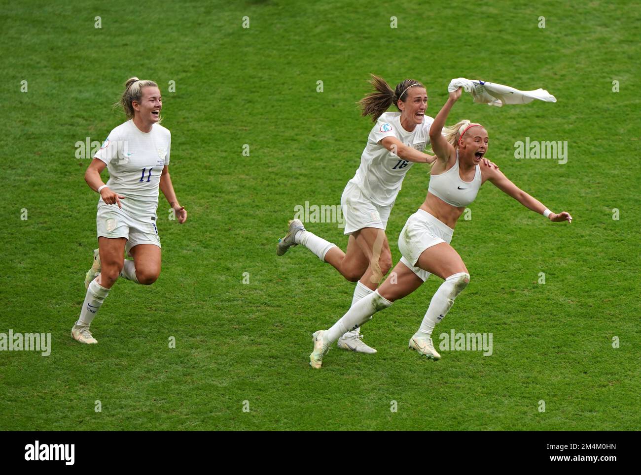 Foto del file datata 31/07/22 di Chloe Kelly, Inghilterra, celebra il secondo gol del gioco durante la finale di UEFA Women's Euro 2022 al Wembley Stadium di Londra.i fotografi del PA scelgono le foto migliori delle storie più grandi del 2012. Hanno condiviso informazioni sulle storie dietro le immagini che hanno contribuito a definire il 2022. Dai funerali della Regina alla guerra in Ucraina, i fotografi dell'agenzia di stampa PA hanno scattato foto che catturano alcuni dei momenti più storici dell'anno. Qui scelgono le loro foto preferite e condividono informazioni sulle storie che hanno contribuito a definire il 2 Foto Stock