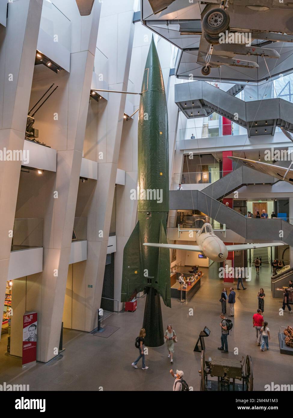 Un tedesco V2 II Guerra Mondiale rocket in piedi nella sala principale dell'Imperial War Museum di Londra, Regno Unito. Foto Stock