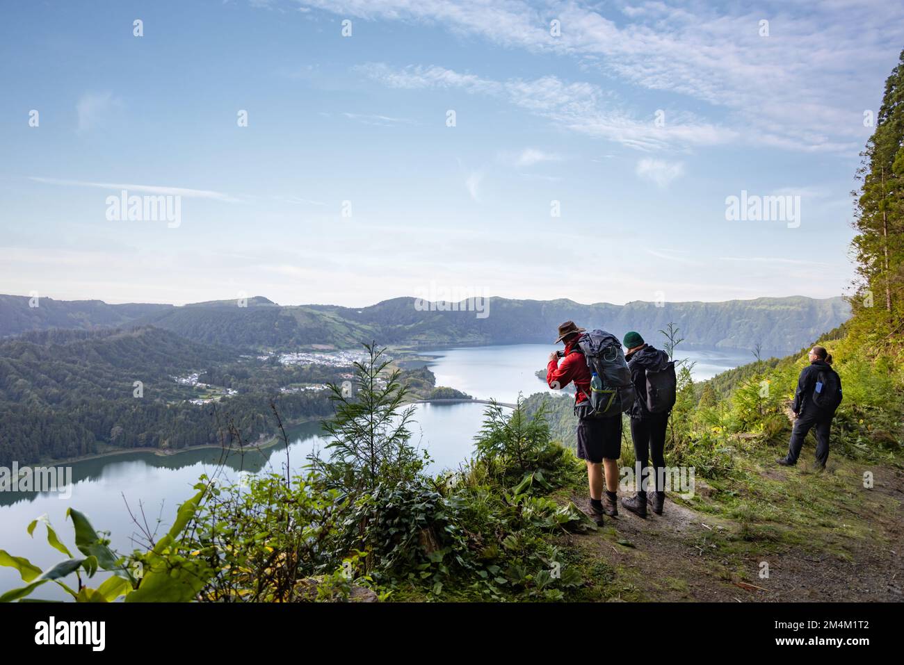 Gruppo di escursionisti che godono di vedute panoramiche dell'isola di São Miguel nelle Azzorre Foto Stock