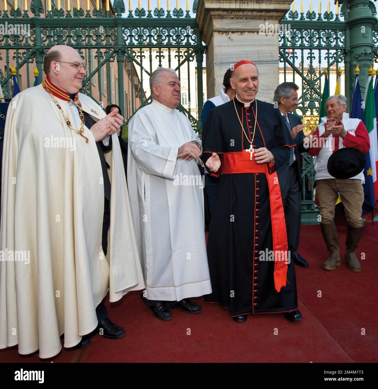 Piemonte Torino esposizione della Sindone 2010 Severino Cardinale Poletto in Piazza Castello saluta e benedice l'arrivo dei Cavalieri della Sindone Venerdì, 09/04/2010 - il Cardinale Poletto morì il 17 dicembre 2022 Foto Stock