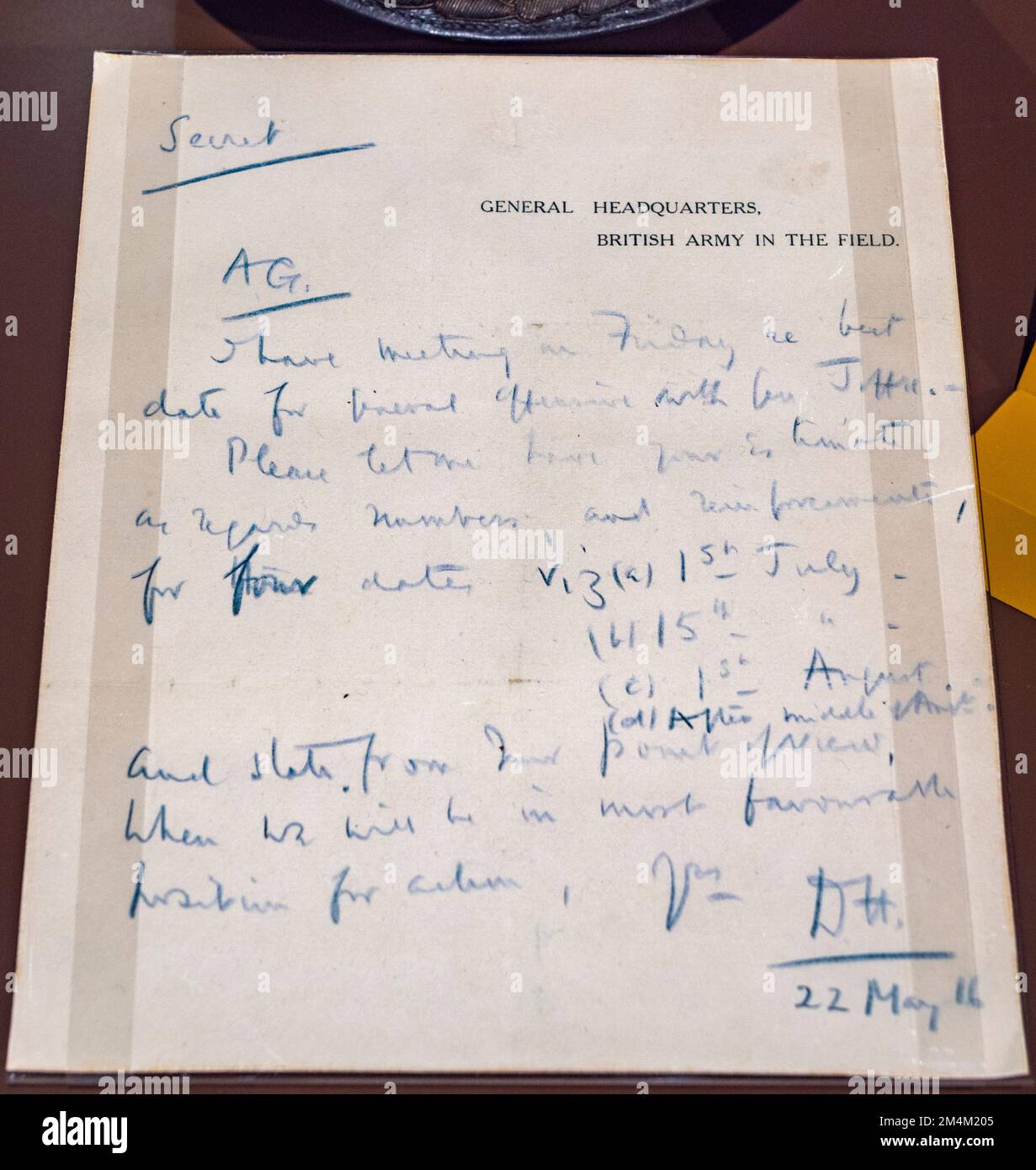 Una nota del Maresciallo di campo Douglas Haig che chiede numeri di truppe mentre progetta la battaglia della Somme nel 1916, Imperial War Museum, Londra, Regno Unito. Foto Stock