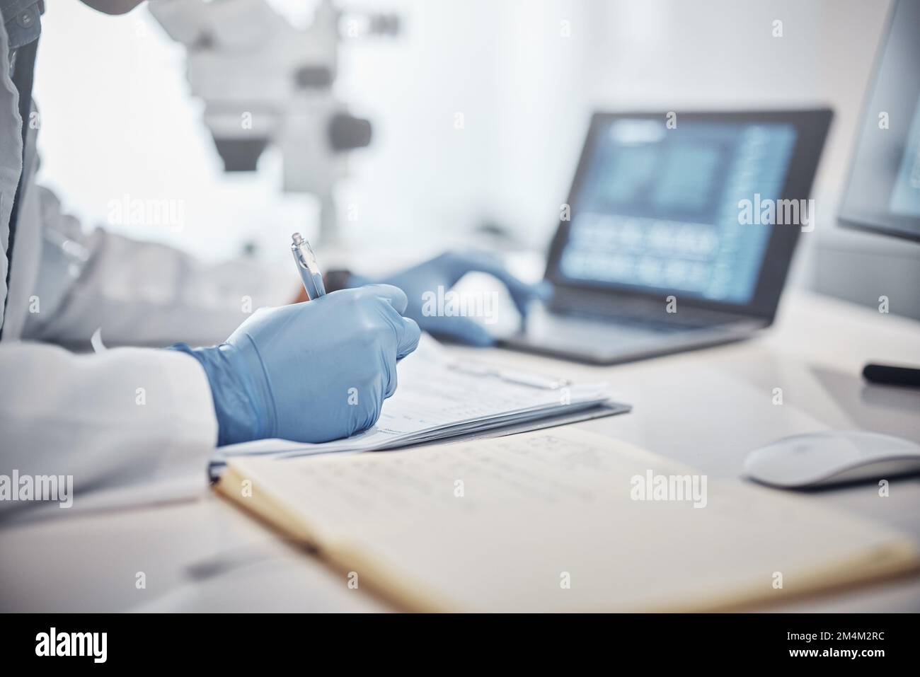 Scienza, ricerca e laboratorio con notebook e computer su analisi scientifica. Esperimento, internet e analisi, scienziato in laboratorio con Foto Stock
