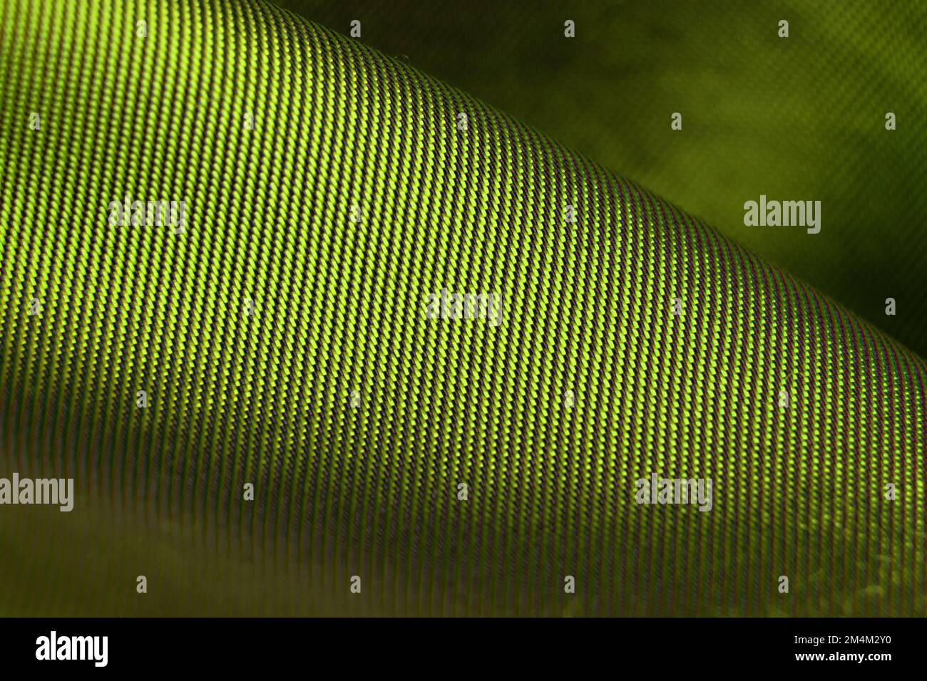 tessuto di seta d'oliva stropicciato come sfondo primo piano Foto Stock