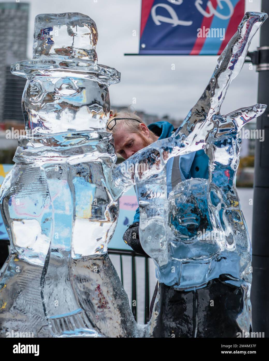 Artista al Magical Winter Ice Festival di Canary Wharf a Londra. Foto Stock