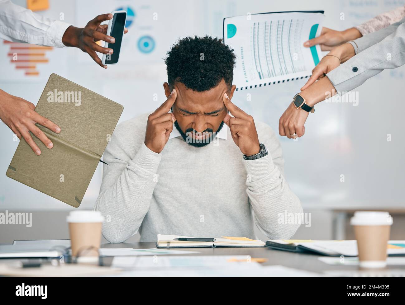 Stress, burnout e stanco uomo nero con mal di testa, frustrato o sopraffatto dai colleghi sul posto di lavoro. Sovraccarico di lavoro, salute mentale e ansia di Foto Stock
