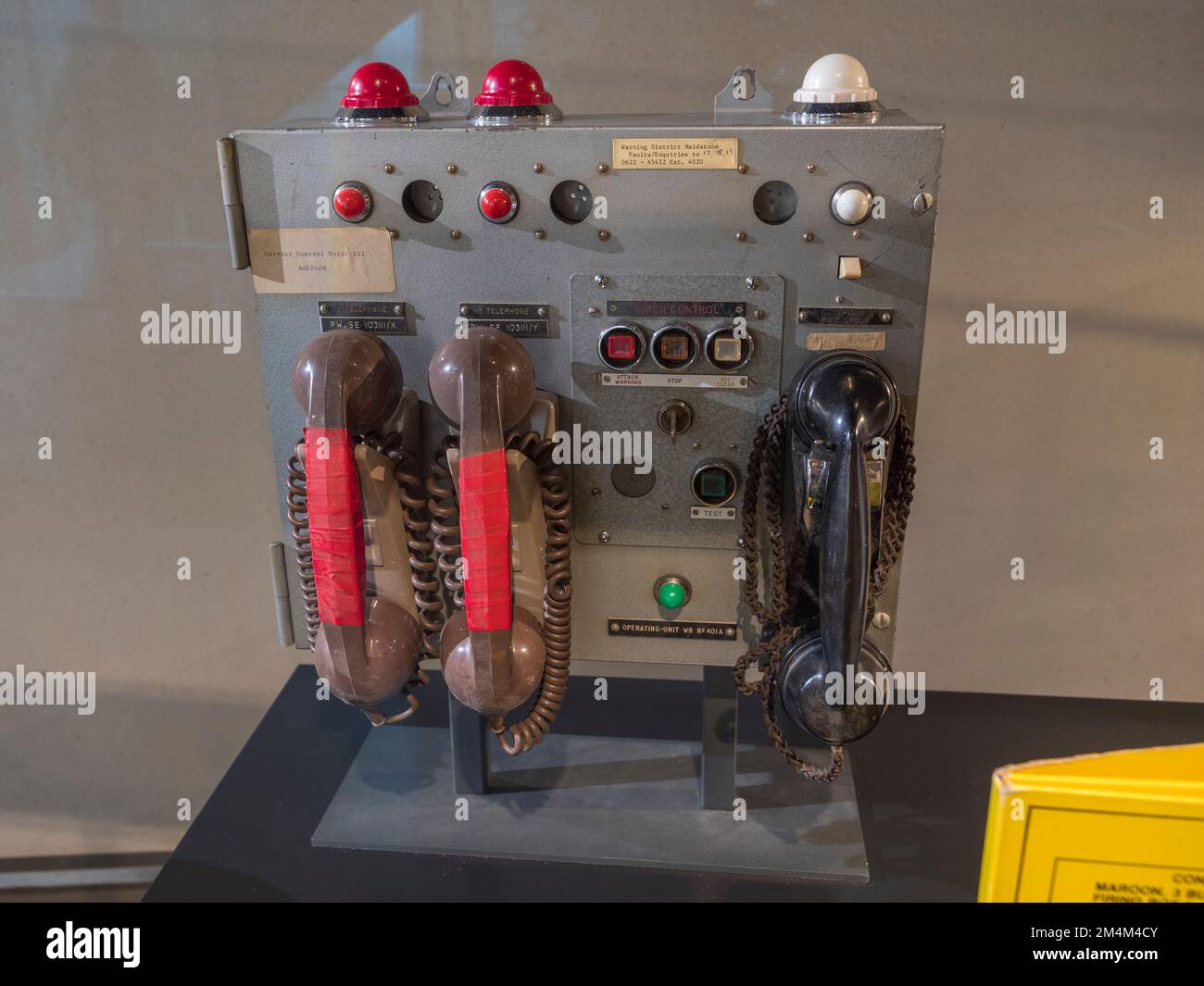 Un'unità telefonica a tre ricevitori, parte del Carrier Control Point 111, utilizzata per avvisare in seguito a un attacco nucleare, l'Imperial War Museum, Londra, Regno Unito. Foto Stock