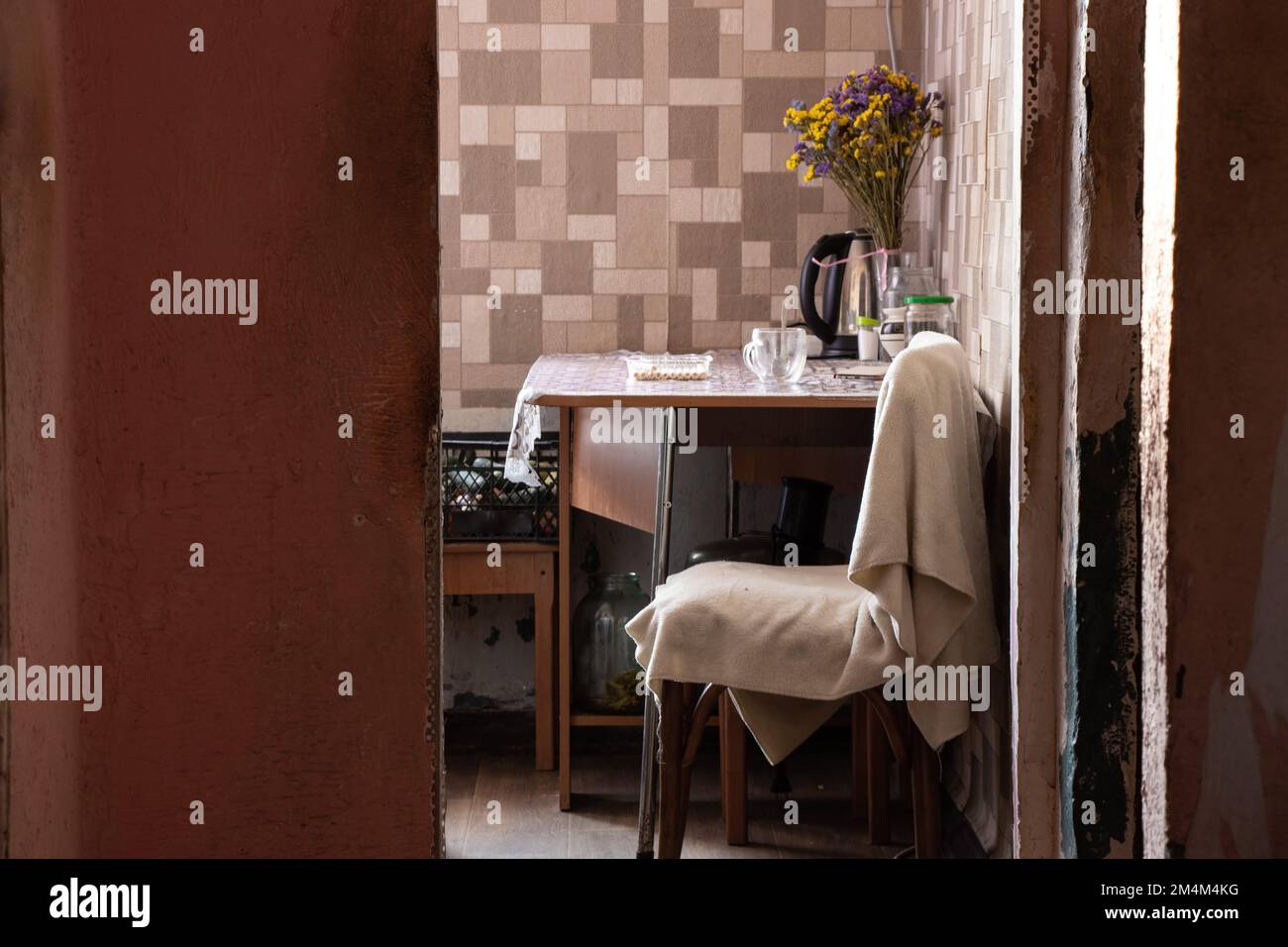 Vista del tavolo da cucina e della sedia dal corridoio in un appartamento in una casa Ucraina Foto Stock