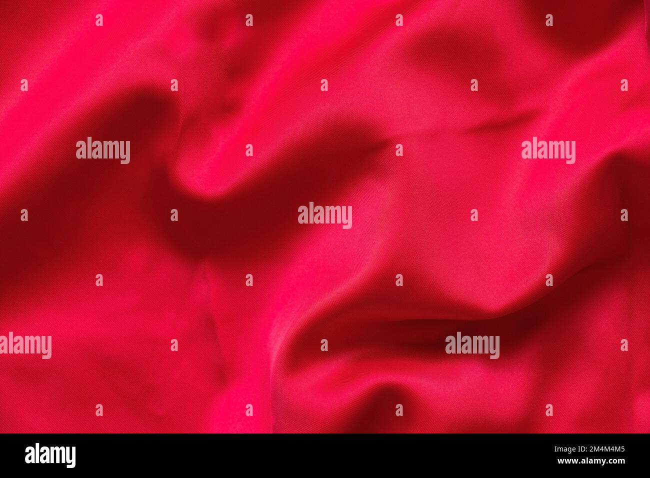 primo piano crumato di seta rossa come sfondo, abito di seta Foto Stock