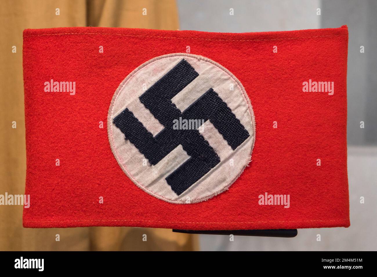 Un bracciale Swastika della Germania nazista, Imperial War Museum, Londra, Regno Unito. Foto Stock