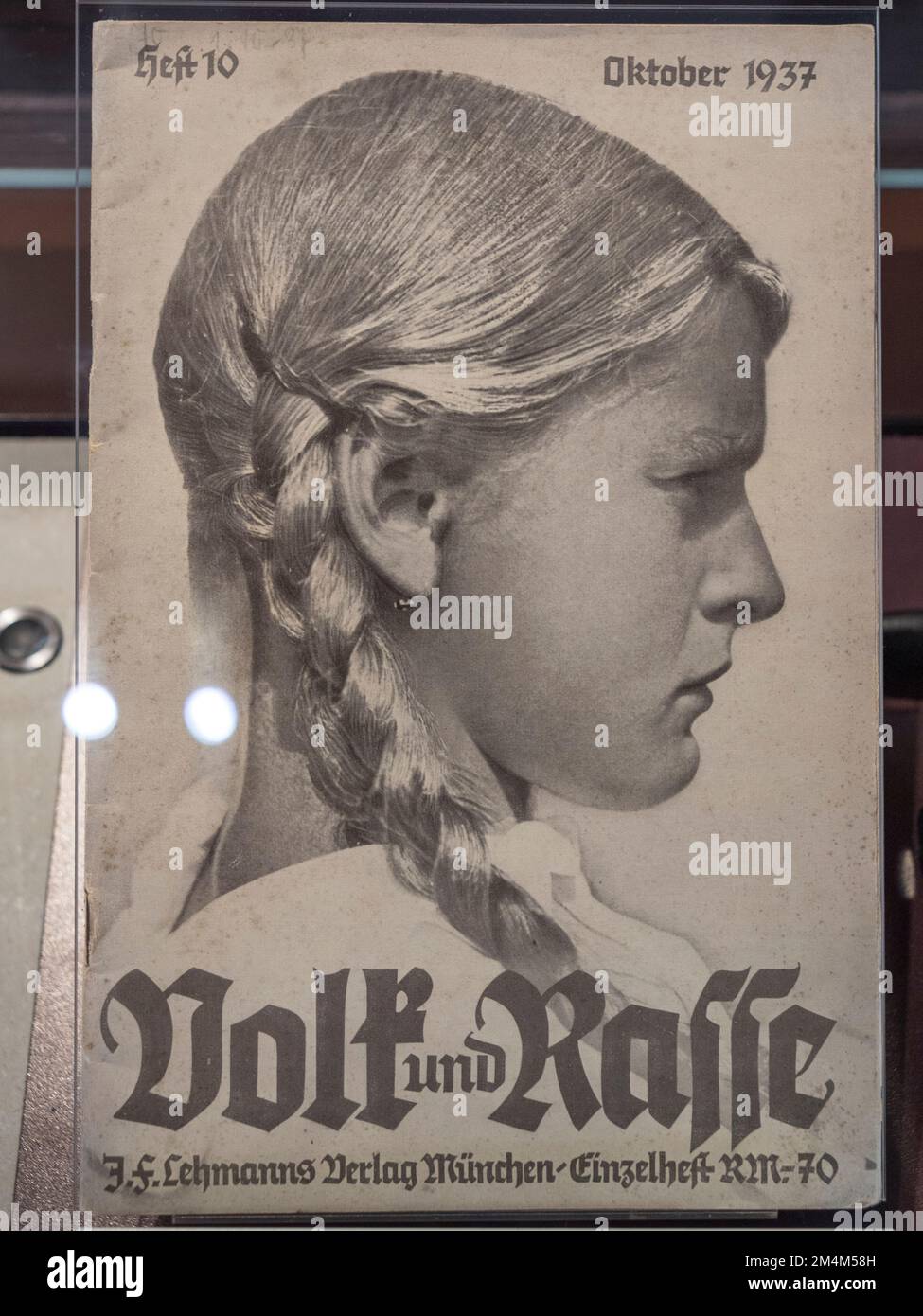 Un libro di propaganda contro le corse antisemite ('Volk und Rasse' o 'People and Race' del 1937, Holocaust Galleries, Imperial War Museum, Londra, Regno Unito. Foto Stock