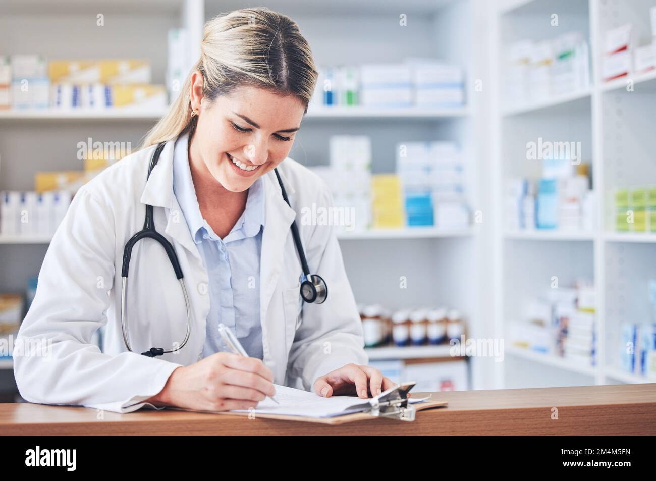 Farmacia, medicina e medico che scrive la prescrizione con i documenti, la domanda di assicurazione e la documentazione. Assistenza sanitaria, assistenza medica e farmacista femminile Foto Stock