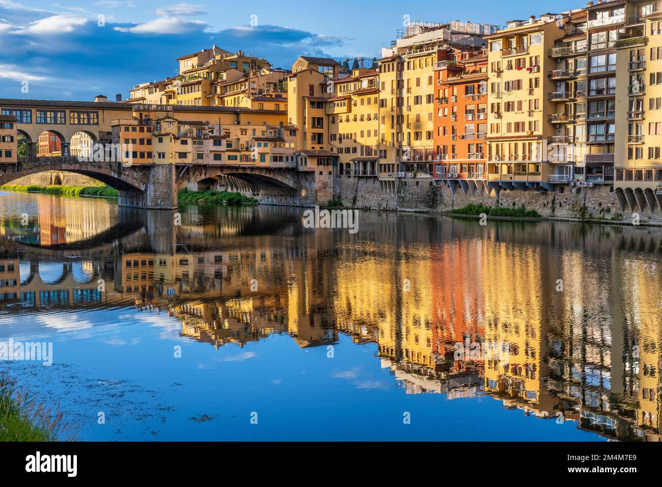 Riflessi colorati di Ponte Vecchio e degli edifici sulla riva sud dell'Arno all'alba a Firenze, Toscana, Italia Foto Stock