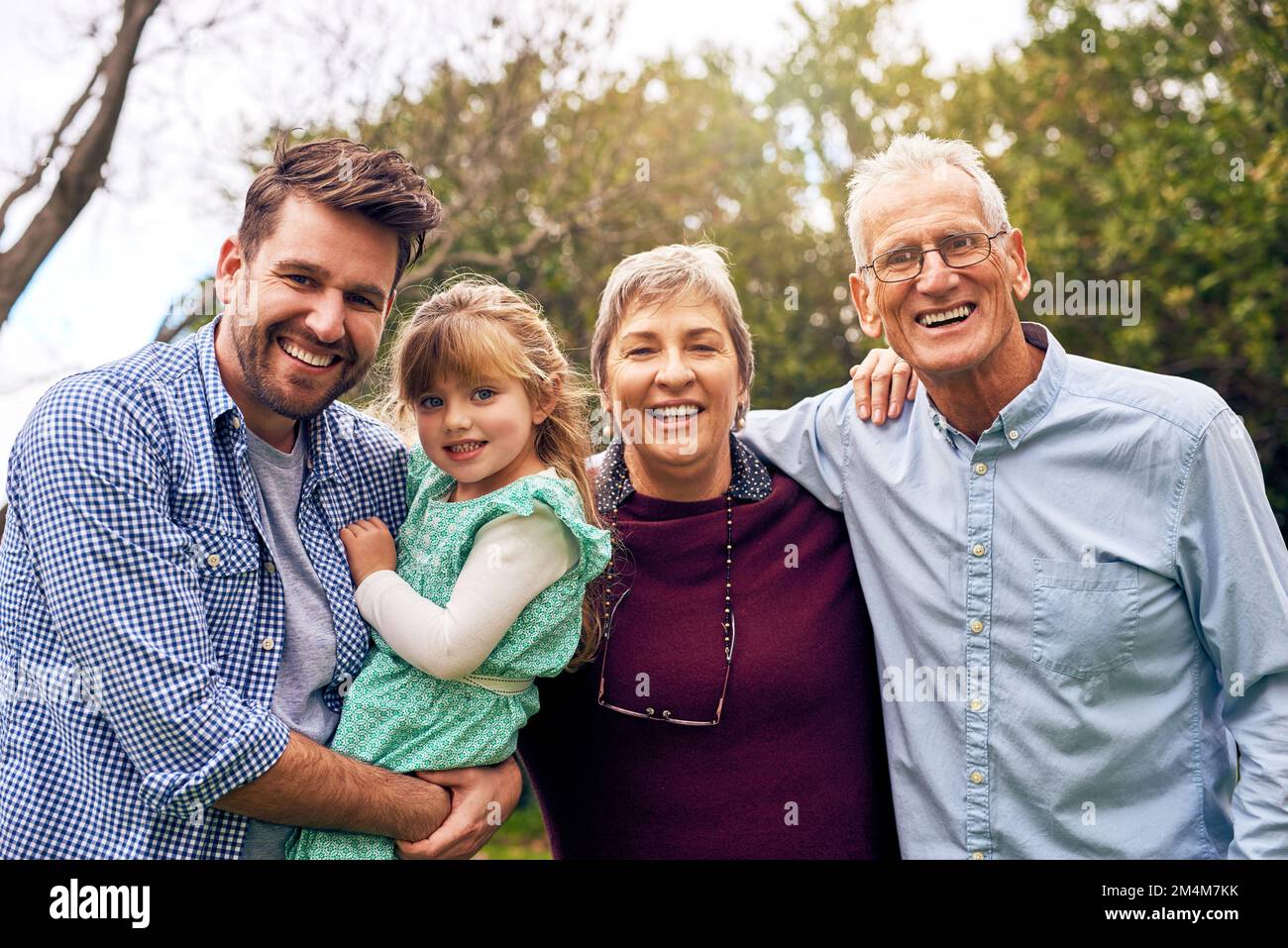 La famiglia è tutto amore. una famiglia multigenerazionale esterna. Foto Stock