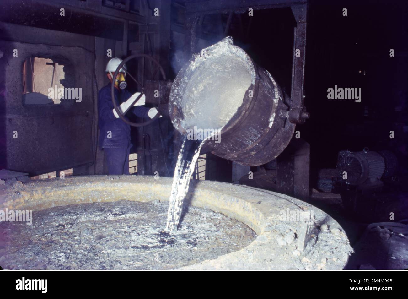 La fusione è un processo di applicazione del calore al minerale, per estrarre un metallo di base. Si tratta di una forma di metallurgia estrattiva. Viene utilizzato per estrarre molti metalli dai loro minerali, tra cui argento, ferro, rame e altri metalli di base. Nel processo di fusione, il materiale passa dalla fase solida ad una fase liquida. Foto Stock