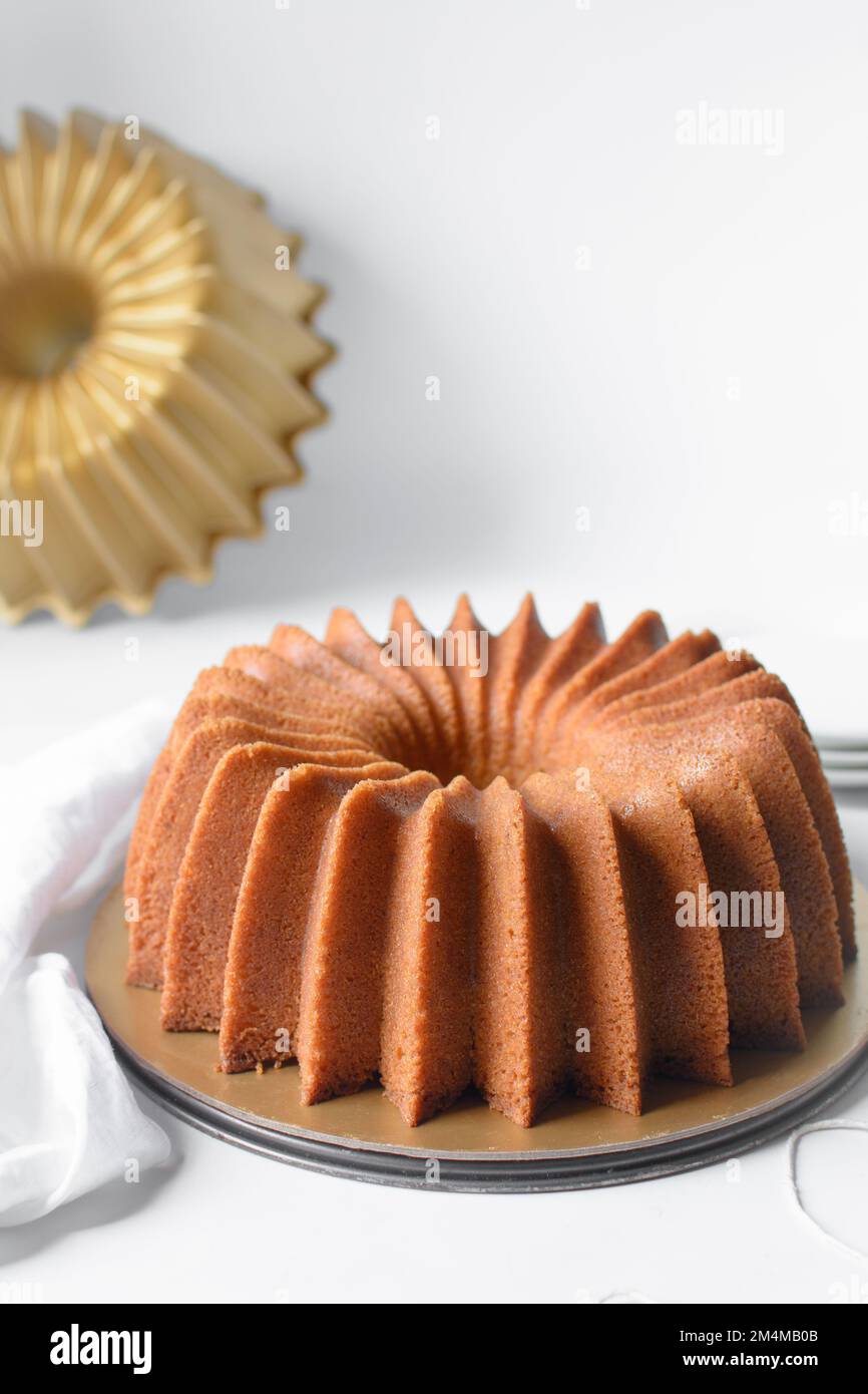 Torte alla vaniglia sul vassoio, torta fatta in casa, torta appena sfornata  Foto stock - Alamy