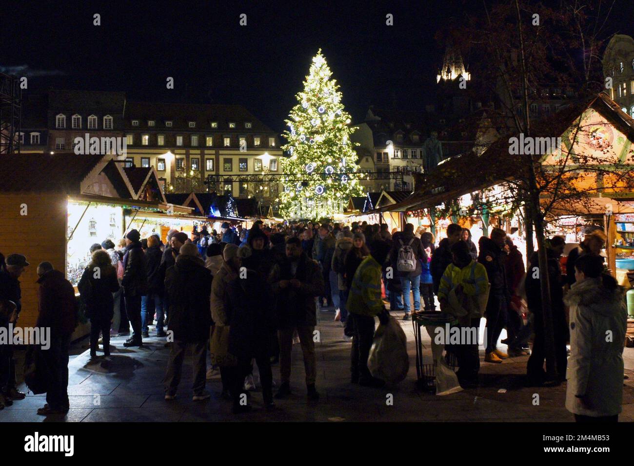 Il famoso mercatino di Natale di Strasburgo accoglie da 2 a 3 milioni di visitatori durante le vacanze di fine anno 2022. I turisti provenienti da tutto il mondo visitano i diversi mercati della città, tra cui quello sulla piazza della cattedrale, piazza Broglie, piazza Petite France e il grande albero sulla piazza Kléber. 21 dicembre 2022, a Strasburgo, Francia nord-orientale. Foto di Nicolas Roses/ABACAPRESS.COM Foto Stock