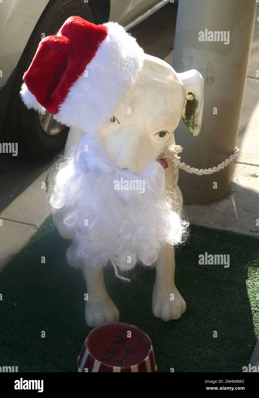 Los Angeles, California, USA 21st dicembre 2022 Una vista generale dell'atmosfera della statua di Babbo Natale del cane al negozio il 21 dicembre 2022 a Los Angeles, California, USA. Foto di Barry King/Alamy Stock Photo Foto Stock