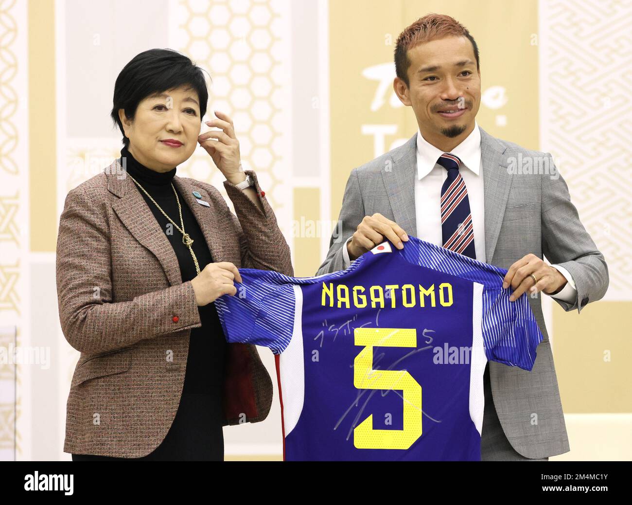 Tokyo, Giappone. 22nd Dec, 2022. La squadra nazionale di calcio giapponese Yuto Nagatomo (R) del FC Tokyo sorride con il governatore di Tokyo Yuriko Koike (L) mentre dà una divisa nazionale al governatore dell'ufficio del governo metropolitano di Tokyo giovedì 22 dicembre 2022. Nagatomi ha fatto una telefonata di cortesia su Koike dopo essere tornato dalla Coppa del mondo FIFA in Qatar. Credit: Yoshio Tsunoda/AFLO/Alamy Live News Foto Stock