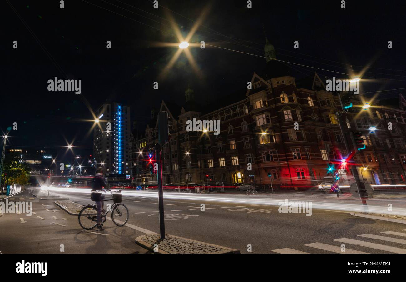 strada nella città nodern di notte Foto Stock