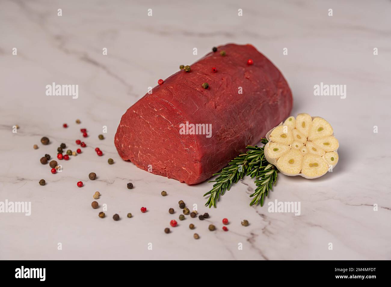 Fotografia alimentare di carni bovine crude, filetto, filetto, carne, controfiletto, lombo, bistecca, bistecca di manzo, macelleria Foto Stock