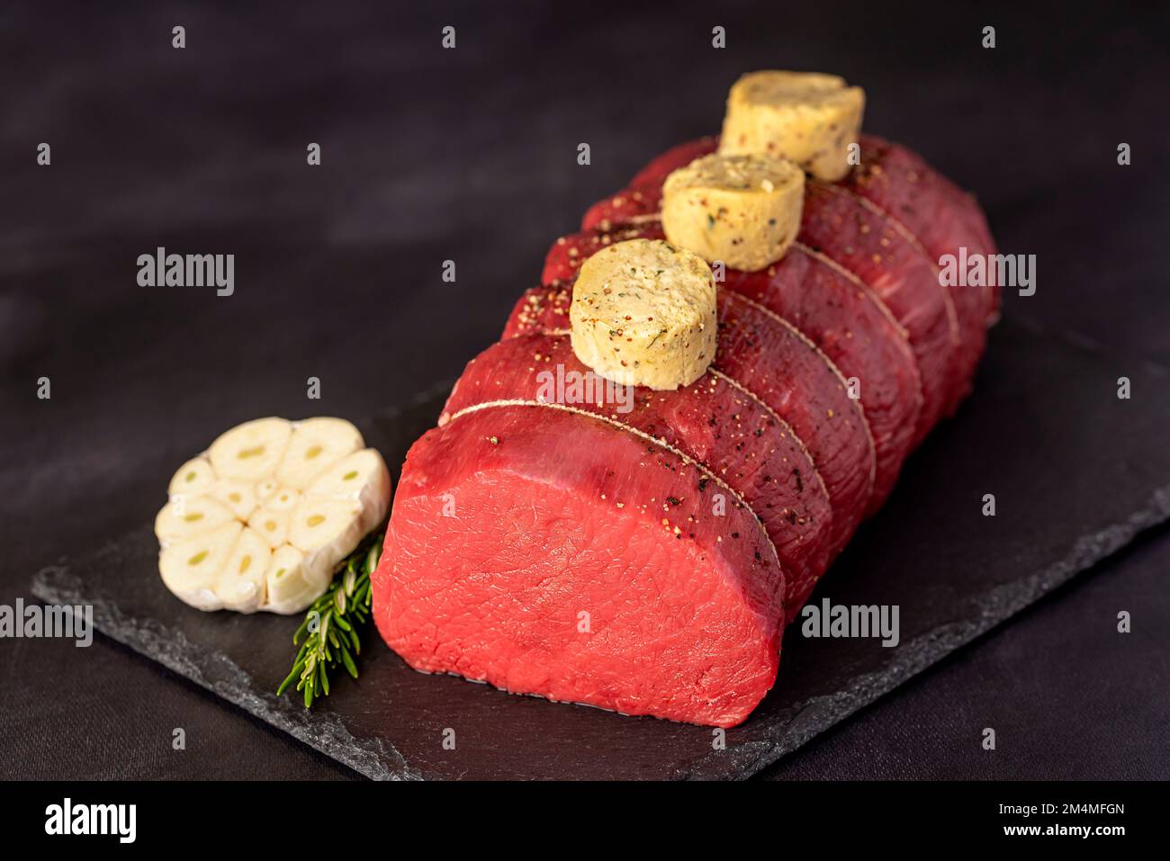 Fotografia alimentare di carni bovine crude, filetto, filetto, carne, controfiletto, lombo, bistecca, bistecca di manzo, macelleria Foto Stock