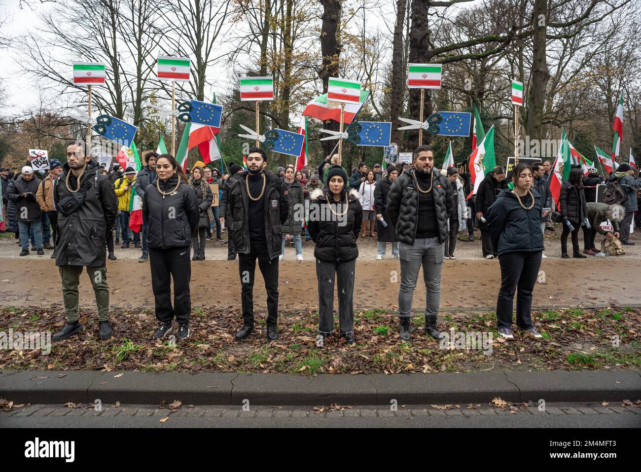 La Camera dei rappresentanti dei Paesi Bassi, Bezuidenhoutseweg 67, l'Aia, Paesi Bassi. Mercoledì 21 dicembre 2022. Un gruppo non troppo grande, ma molto vocale di sostenitori iraniani, ha organizzato una rumorosa protesta questo pomeriggio, hanno chiesto alla Camera dei rappresentanti olandesi di chiudere l'ambasciata iraniana nei Paesi Bassi e di espellere i suoi diplomatici. Alcune settimane fa sono scoppiate manifestazioni di massa in Iran, dopo che le forze di sicurezza hanno violato i manifestanti. Degli arresti effettuati, due hanno rappresentato la morte improvvisa di Mahsa Amin di 22 anni e Nika Shakarami di 17 anni, un paio di settimane-timido del suo 18th ° compleanno; era Foto Stock