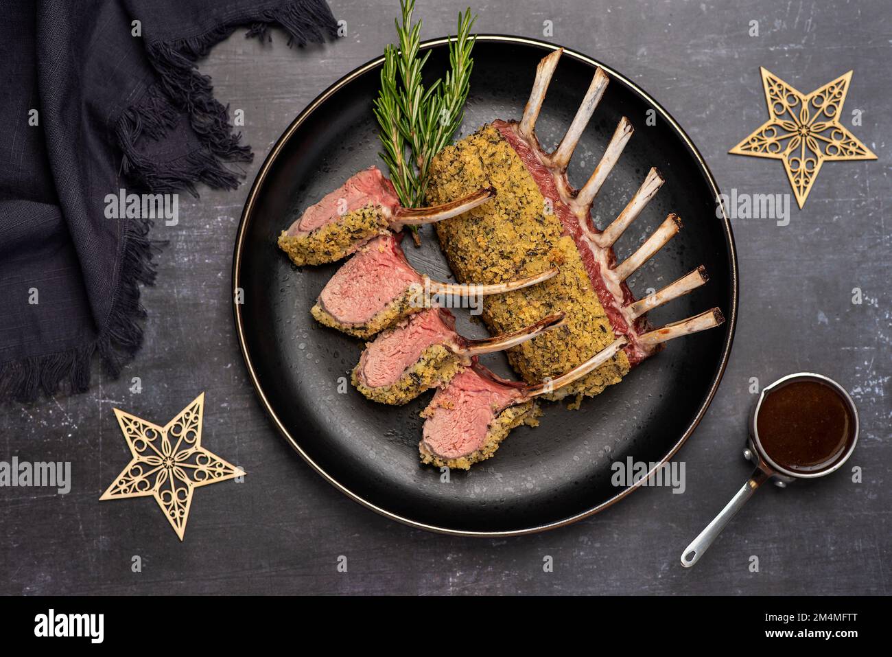 Fotografia alimentare di agnello arrosto, carne, salsa, macelleria, guarnitura Foto Stock