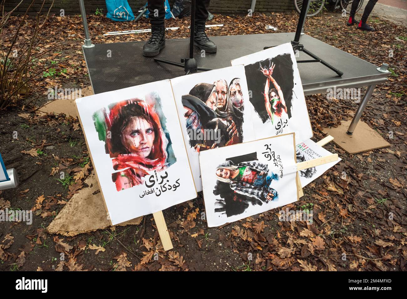 La Camera dei rappresentanti dei Paesi Bassi, Bezuidenhoutseweg 67, l'Aia, Paesi Bassi. Mercoledì 21 dicembre 2022. Un gruppo non troppo grande, ma molto vocale di sostenitori iraniani, ha organizzato una rumorosa protesta questo pomeriggio, hanno chiesto alla Camera dei rappresentanti olandesi di chiudere l'ambasciata iraniana nei Paesi Bassi e di espellere i suoi diplomatici. Alcune settimane fa sono scoppiate manifestazioni di massa in Iran, dopo che le forze di sicurezza hanno violato i manifestanti. Degli arresti effettuati, due hanno rappresentato la morte improvvisa di Mahsa Amin di 22 anni e Nika Shakarami di 17 anni, un paio di settimane-timido del suo 18th ° compleanno; era Foto Stock
