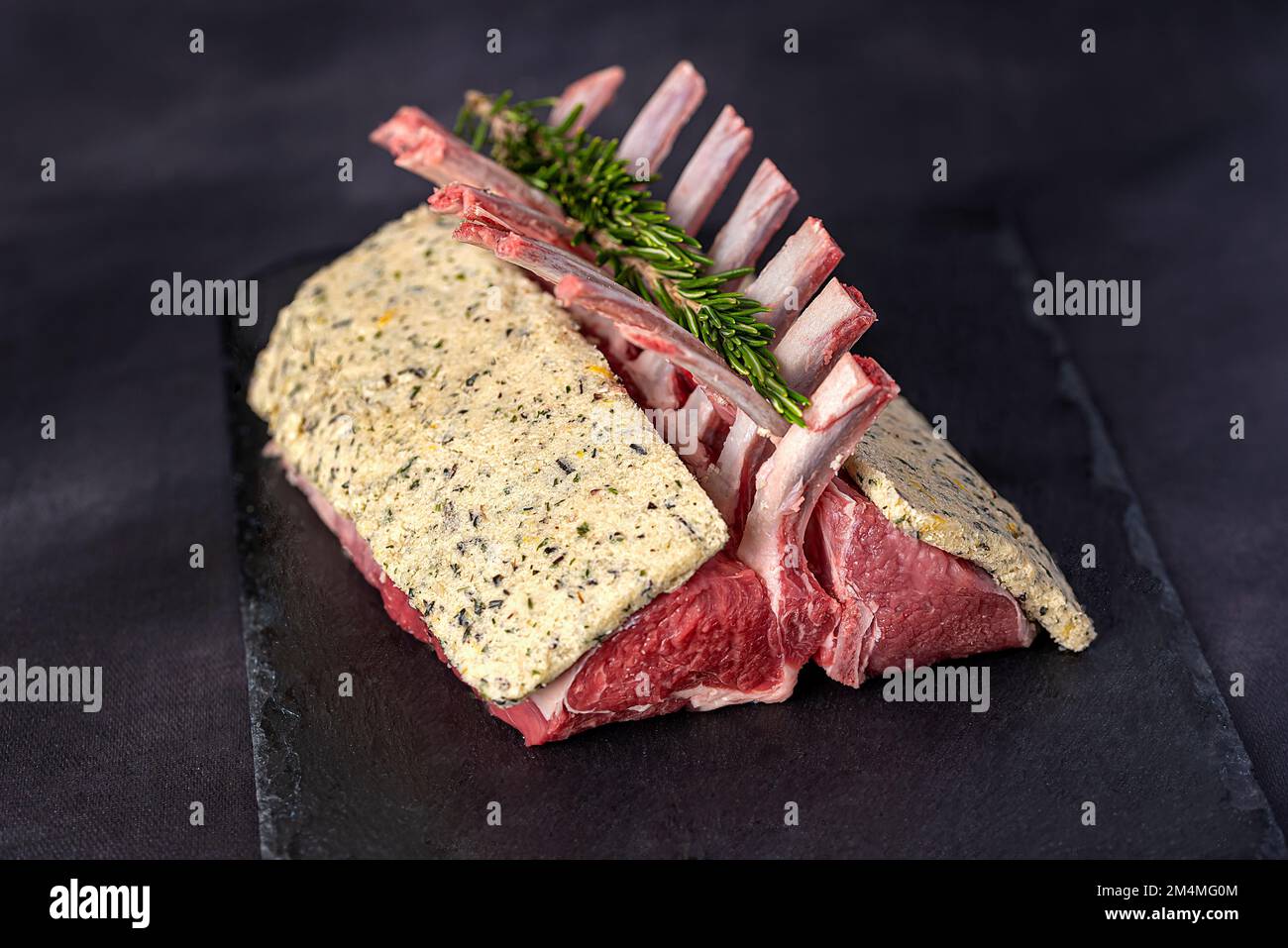 Fotografia alimentare di agnello crudo, carni fresche, mouton, giunture, macelleria, ossa Foto Stock