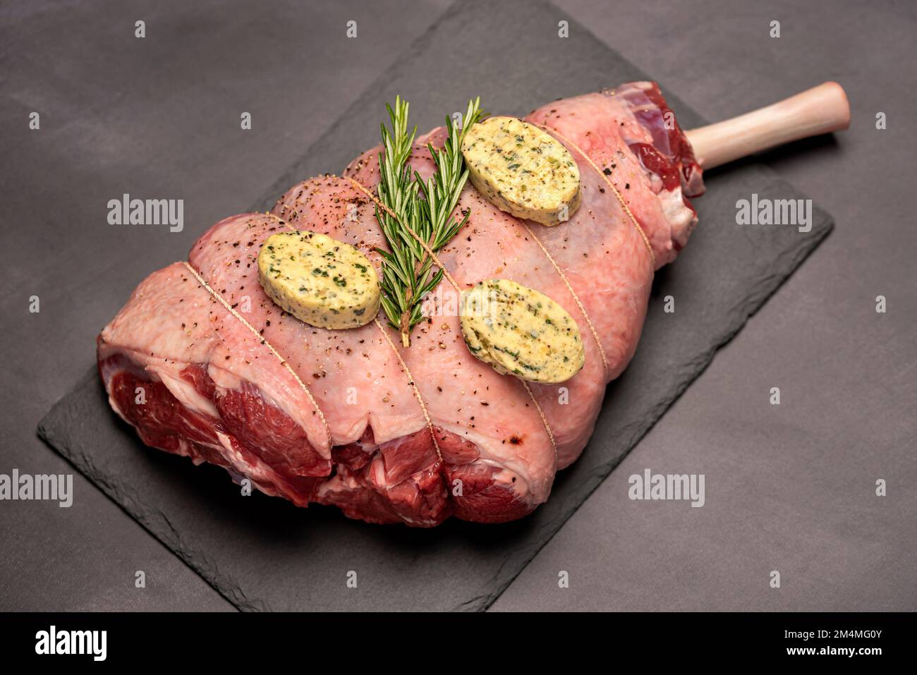 Fotografia alimentare di agnello crudo, carni fresche, mouton, giunture, macelleria, osso Foto Stock