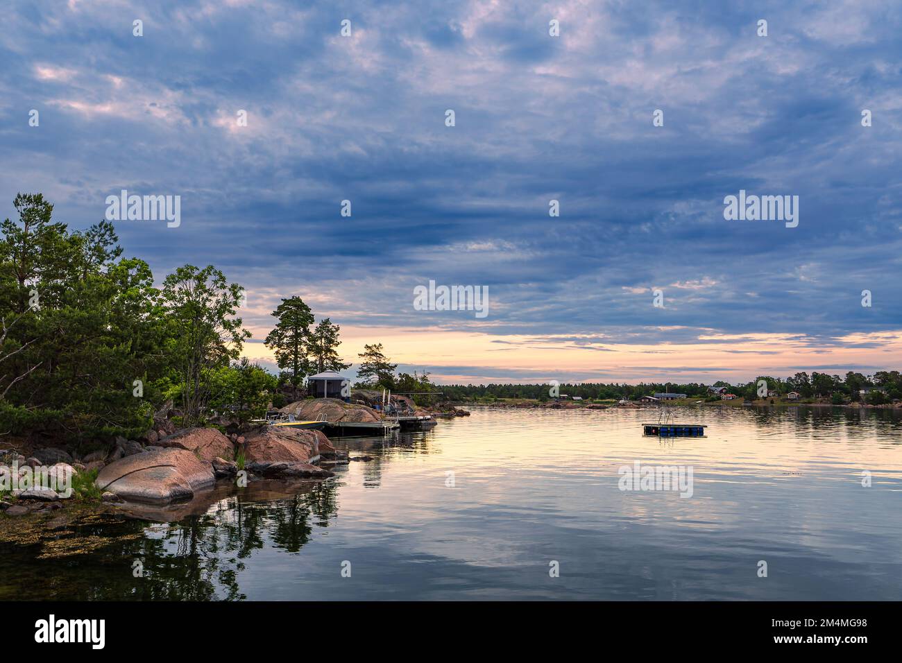 Costa del Mar Baltico con rocce e alberi vicino Oskarshamn in Svezia. Foto Stock