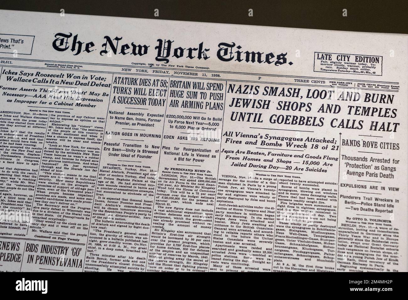 "I nazisti distruggi, bottino e bruciano i negozi e i templi ebrei..." Titolo del New York Times (11 novembre 1938), Imperial War Museum, Londra, Regno Unito. Foto Stock