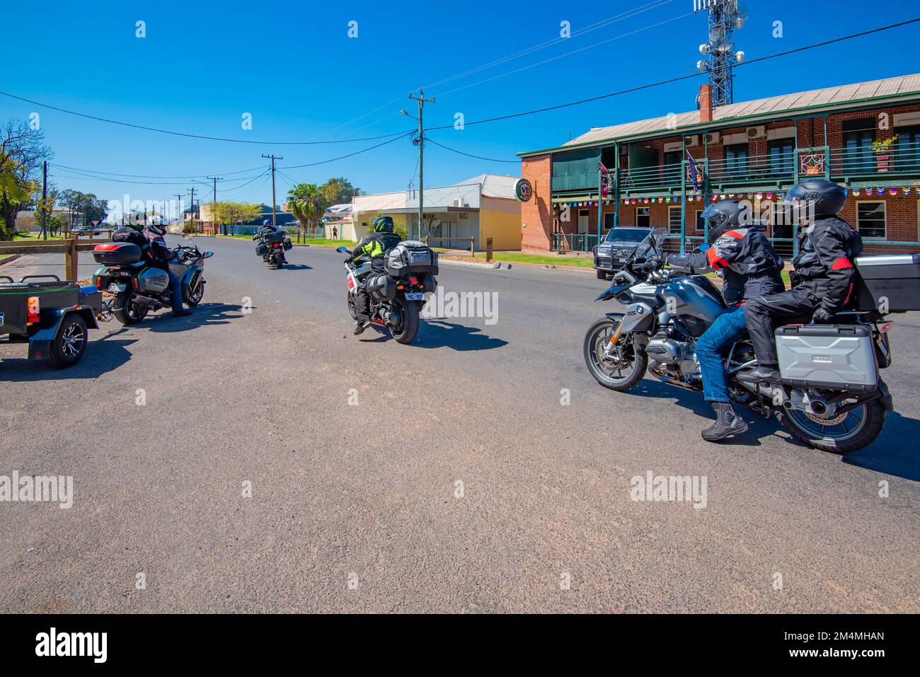 Un gruppo di motociclisti che viaggiano insieme si preparano a lasciare la città di Bourke nell'entroterra del nuovo Galles del Sud, Australia Foto Stock