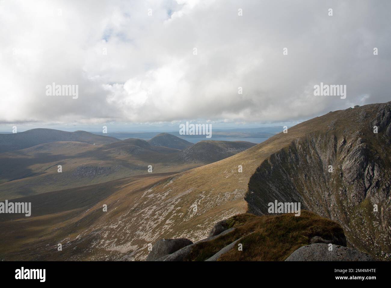 Caisteal Abhail che sorge sopra Glen Sannox visto dalle pendici di Cir Mhor l'isola di Arran North Ayrshire Scozia Foto Stock