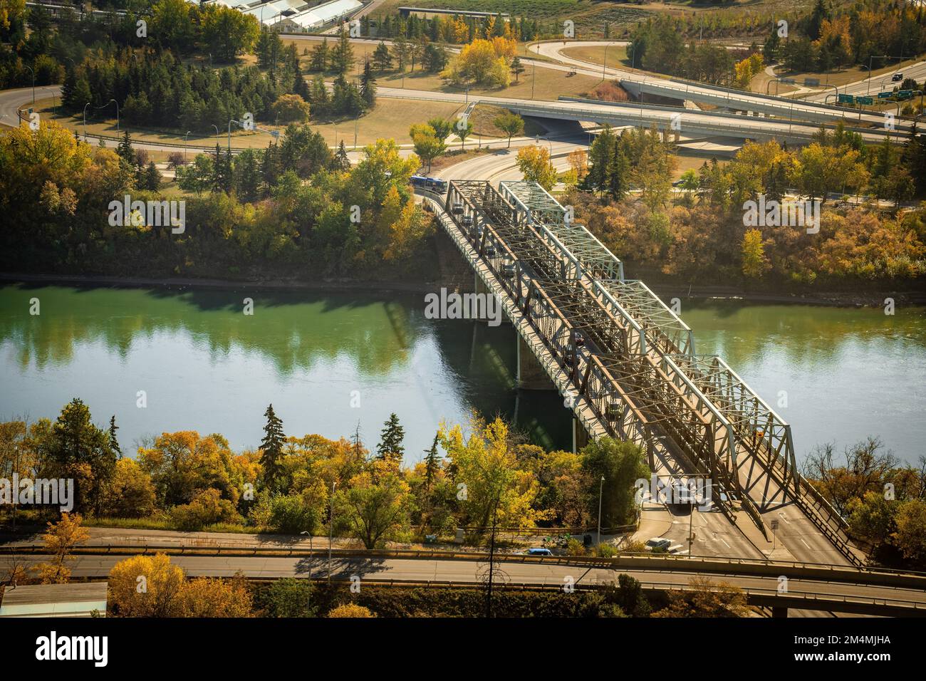 Una vista aerea del Ponte a basso livello sul fiume con alberi intorno a Edmonton, Alberta Foto Stock