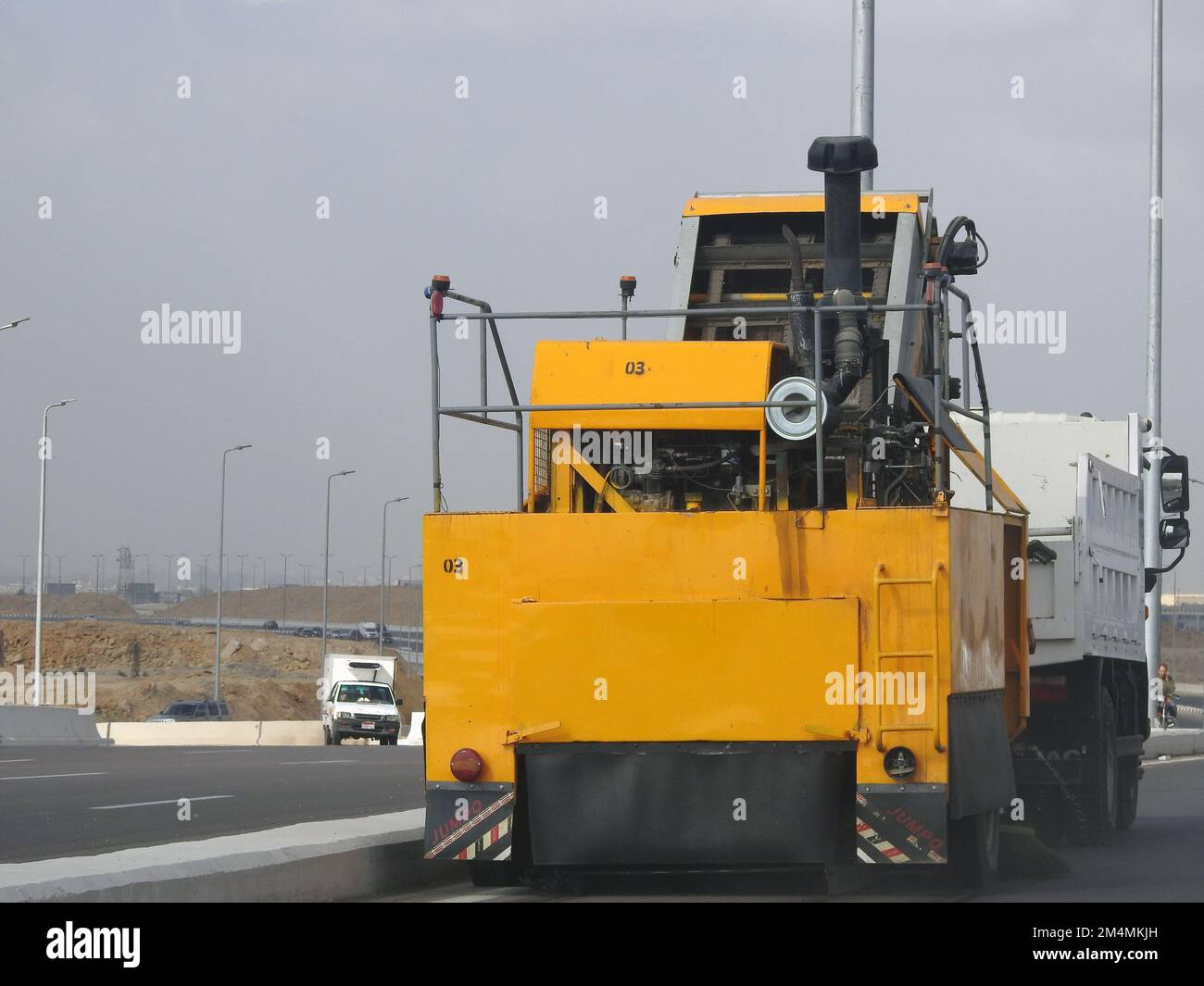 Cairo, Egitto, novembre 23 2022: Un veicolo più pulito spazzatrice stradale che pulisce strade e asfalto stradale da detriti, rifiuti, polvere e sporcizia, strada swe Foto Stock