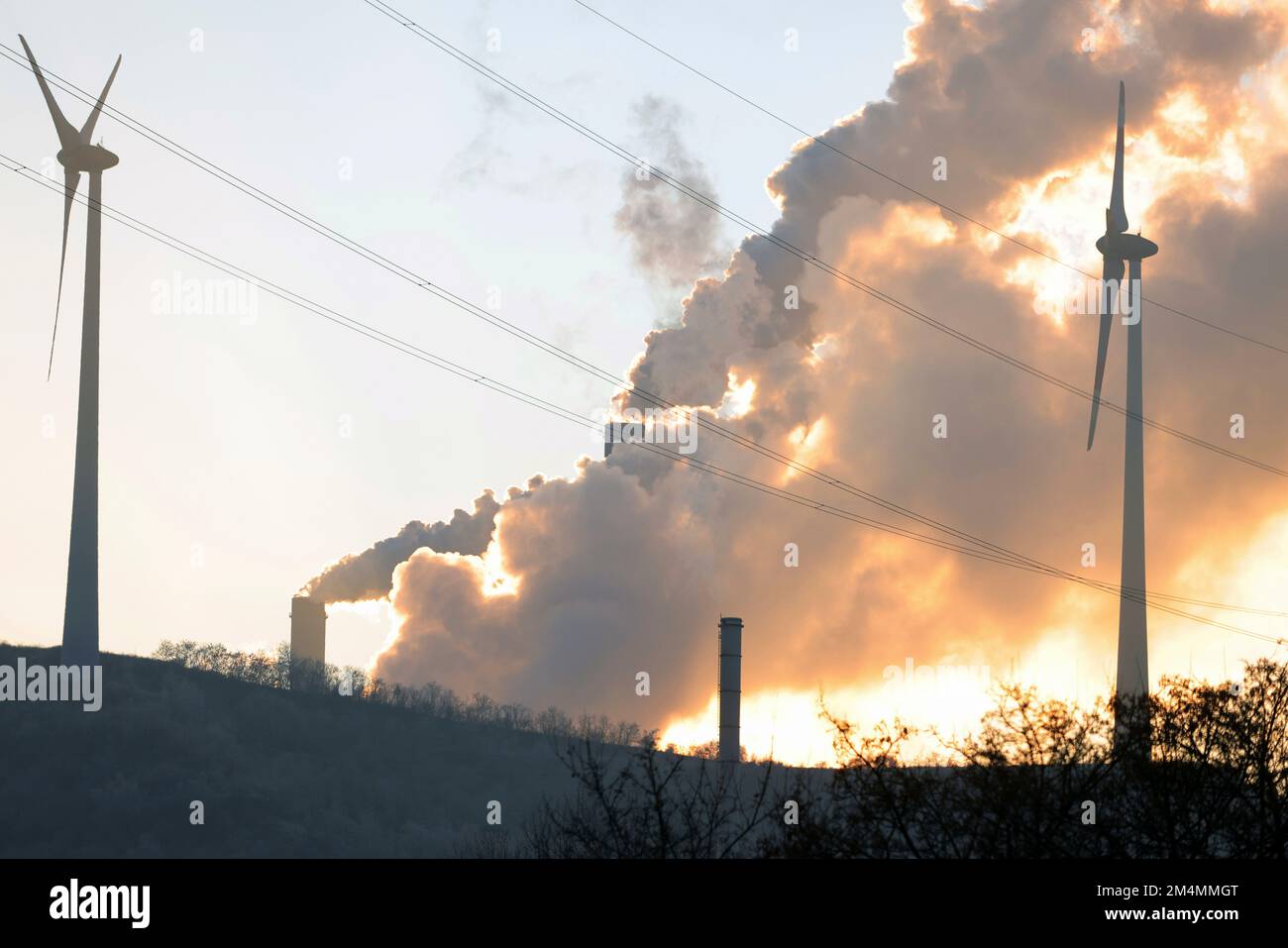 Gelsenkirchen, Germania. 17th Dec, 2022. Firo : 17.12.2022, NRW, energia, Renania settentrionale-Vestfalia, Ruhr, Economia, crisi energetica la centrale di Scholven è una centrale elettrica di Uniper Kraftwerke GmbH nel distretto di Scholven, nella città di Gelsenkirchen, Rauch - Windkraftrader . Credit: dpa/Alamy Live News Foto Stock