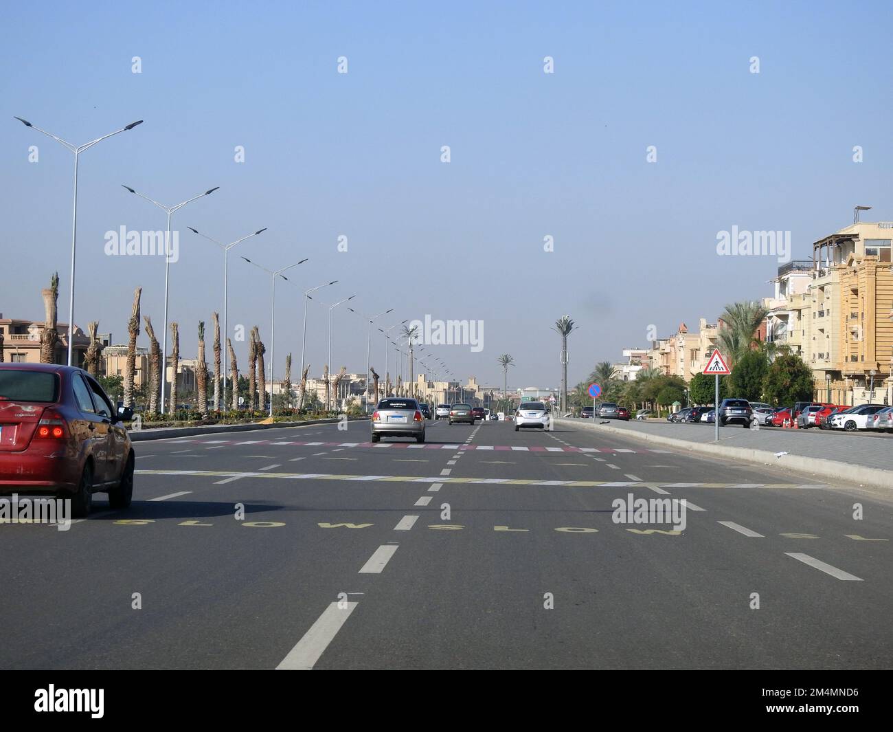 Cairo, Egitto, 21 2022 dicembre: Zona pedonale di attraversamento su un asse stradale autostrada in Egitto con vernice istruttiva sull'asfalto e un cartello stradale per inst Foto Stock