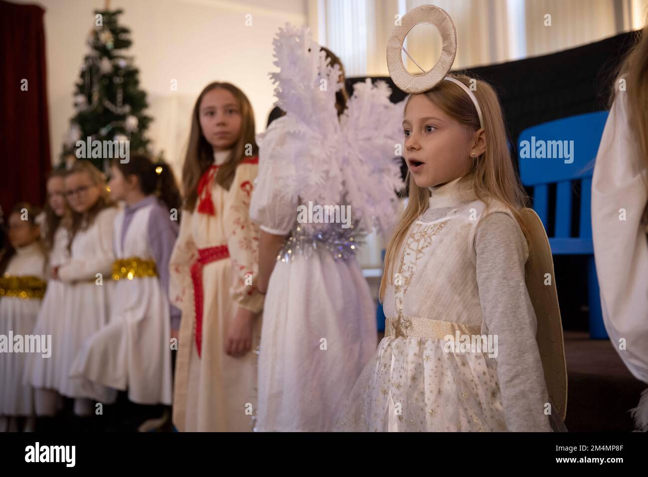 I bambini ucraini partecipano al servizio festivo presso la Cattedrale Cattolica Ucraina, domenica 18th dicembre per la festa annuale di San Nicholas. Foto Stock