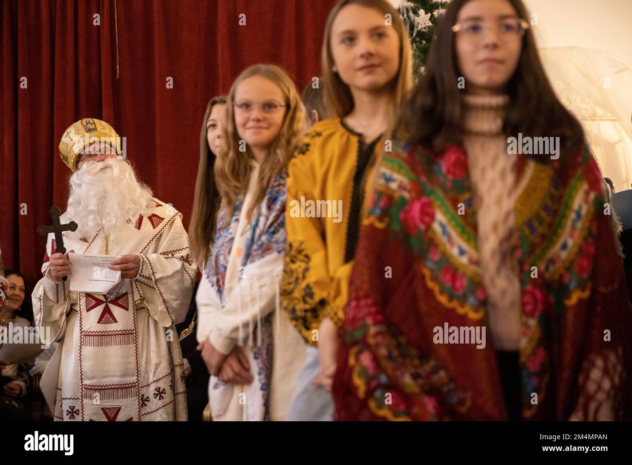 I bambini ucraini partecipano al servizio festivo presso la Cattedrale Cattolica Ucraina, domenica 18th dicembre per la festa annuale di San Nicholas. Foto Stock