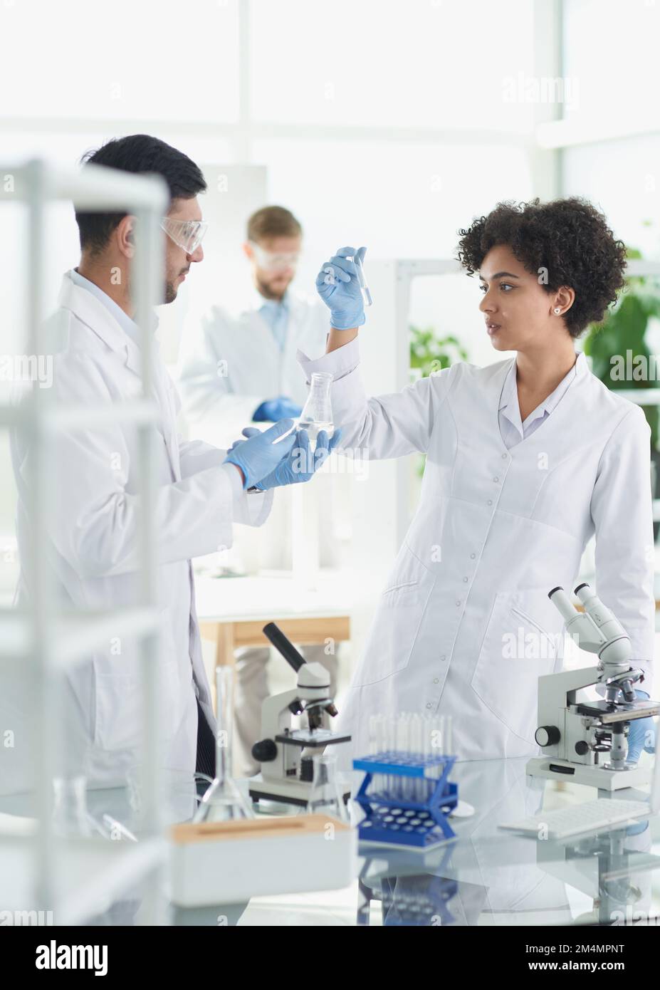 Team di scienziati della ricerca medica che lavorano su Generation Experimental Drug Foto Stock