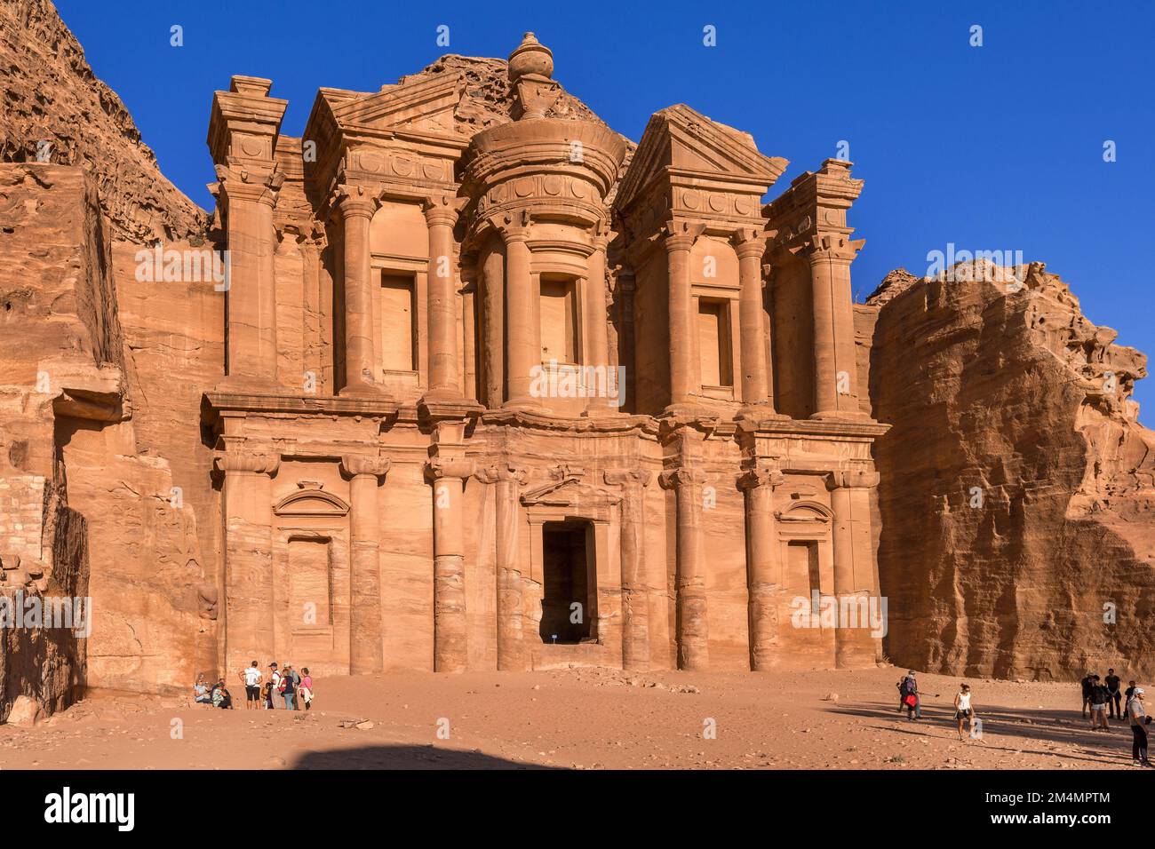 Petra, Giordania - 3 novembre 2022: Persone vicino al Monastero o ad Deir nell'antica città del regno Nabateo Foto Stock