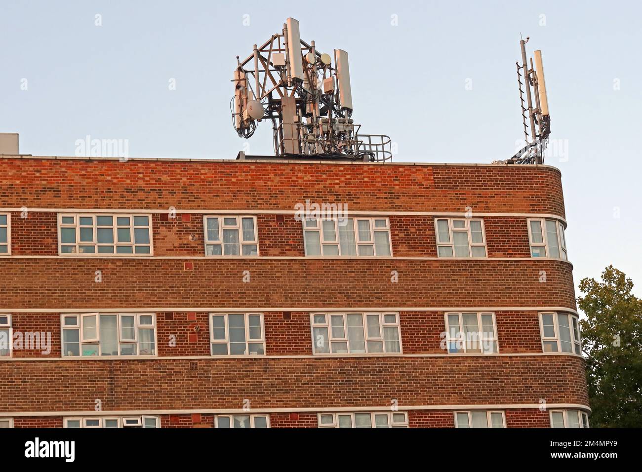 Mobile Mast on Downs Court 1930s edilizia residenziale, costruzione di strutture in cemento, progetto di edilizia sociale, Amhurst Rd, Lower Clapton, Londra E8 1AU Foto Stock