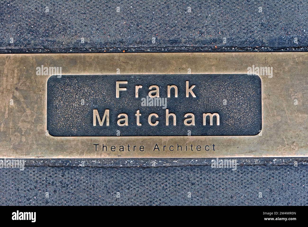 Targa commemorativa di Frank Matcham fuori dal teatro Hackney Empire, 291 Mare Street, Londra, Inghilterra, Regno Unito, E8 1EJ - architetto teatrale Foto Stock