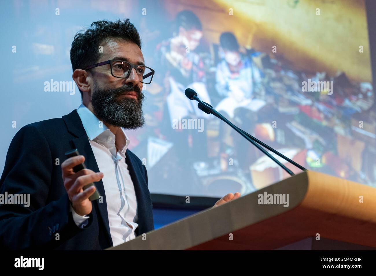 Berlino, Germania. 22nd Dec, 2022. Eduardo Soteras, vincitore dell'Unicef Photo of the Year 2022, parla alla cerimonia di premiazione dell'Unicef Photo of the Year 2022. L'immagine vincitrice del fotografo argentino Eduardo Soteras mostra due bambini inghiantiti in libri e sorridenti nella biblioteca devastata dalla guerra di una scuola elementare nella regione etiope del Tigray. Credit: Christophe Gateau/dpa - ATTENZIONE: Solo per uso editoriale in formato completo e solo in relazione alla segnalazione in corso e solo con la menzione completa del suddetto Credit/dpa/Alamy Live News Foto Stock