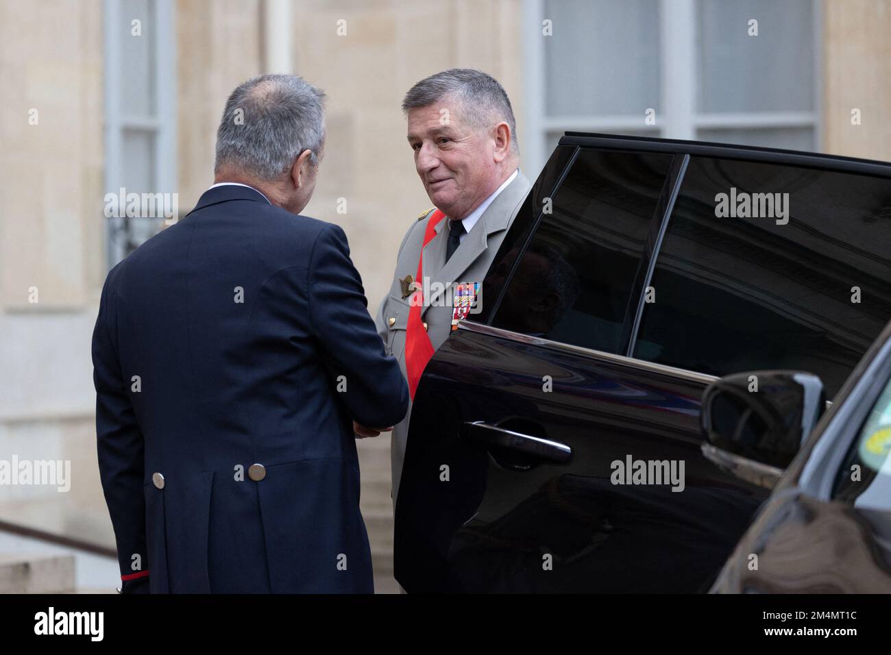 Elysee - Parigi, 22/12/2022, L'Armata Generale Francese e il Gran Cancelliere dell'Ordine Nazionale della Legione d'onore e dell'Ordine Nazionale al merito Benoit Puga arriva per la cerimonia di premiazione della Gran Croce dell'Ordine Nazionale al merito dal Presidente Francese al Palazzo Elysee di Parigi il Dicembre 22, 2022. Foto di Raphael Lafargue/ABACAPRESS.COM Foto Stock