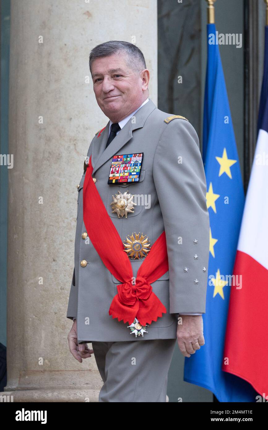 Elysee - Parigi, 22/12/2022, L'Armata Generale Francese e il Gran Cancelliere dell'Ordine Nazionale della Legione d'onore e dell'Ordine Nazionale al merito Benoit Puga arriva per la cerimonia di premiazione della Gran Croce dell'Ordine Nazionale al merito dal Presidente Francese al Palazzo Elysee di Parigi il Dicembre 22, 2022. Foto di Raphael Lafargue/ABACAPRESS.COM Foto Stock