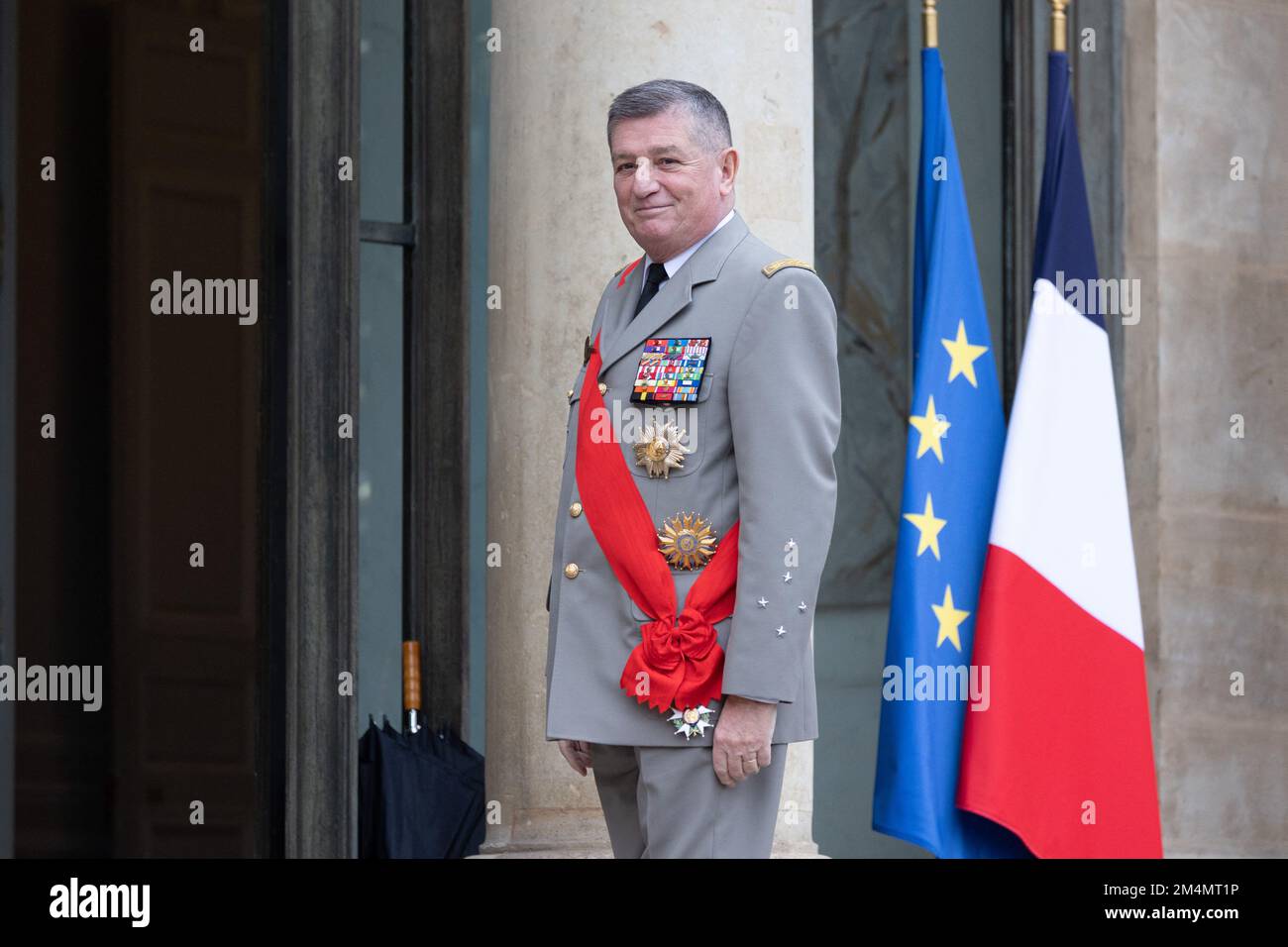 Elysee - Parigi, 22/12/2022, L'Armata Generale Francese e il Gran Cancelliere dell'Ordine Nazionale della Legione d'onore e dell'Ordine Nazionale al merito Benoit Puga arriva per la cerimonia di premiazione della Gran Croce dell'Ordine Nazionale al merito dal Presidente Francese al Palazzo Elysee di Parigi il Dicembre 22, 2022. Foto di Raphael Lafargue/ABACAPRESS.COM Foto Stock
