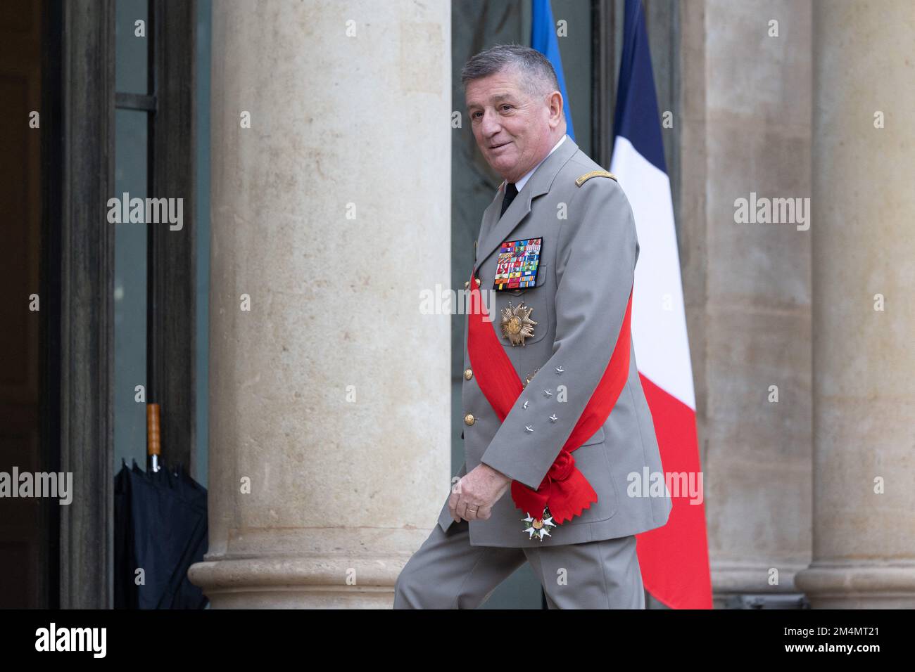 Elysee - Parigi, 22/12/2022, L'Armata Generale Francese e il Gran Cancelliere dell'Ordine Nazionale della Legione d'onore e dell'Ordine Nazionale al merito Benoit Puga arriva per la cerimonia di premiazione della Gran Croce dell'Ordine Nazionale al merito dal Presidente Francese al Palazzo Elysee di Parigi il Dicembre 22, 2022. Foto di Raphael Lafargue/ABACAPRESS.COM Foto Stock
