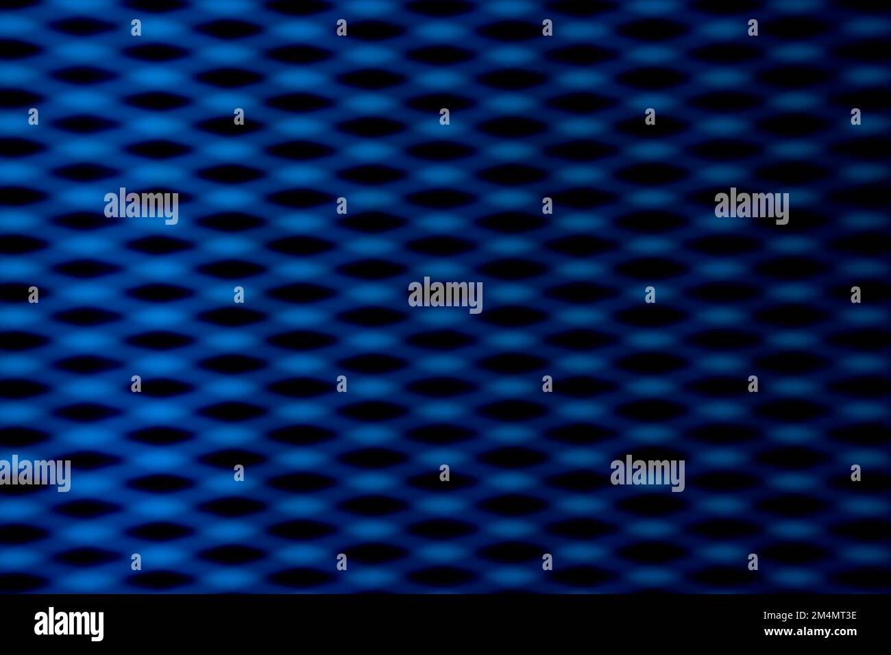 Griglia a scacchi diagonale blu su sfondo nero Foto Stock